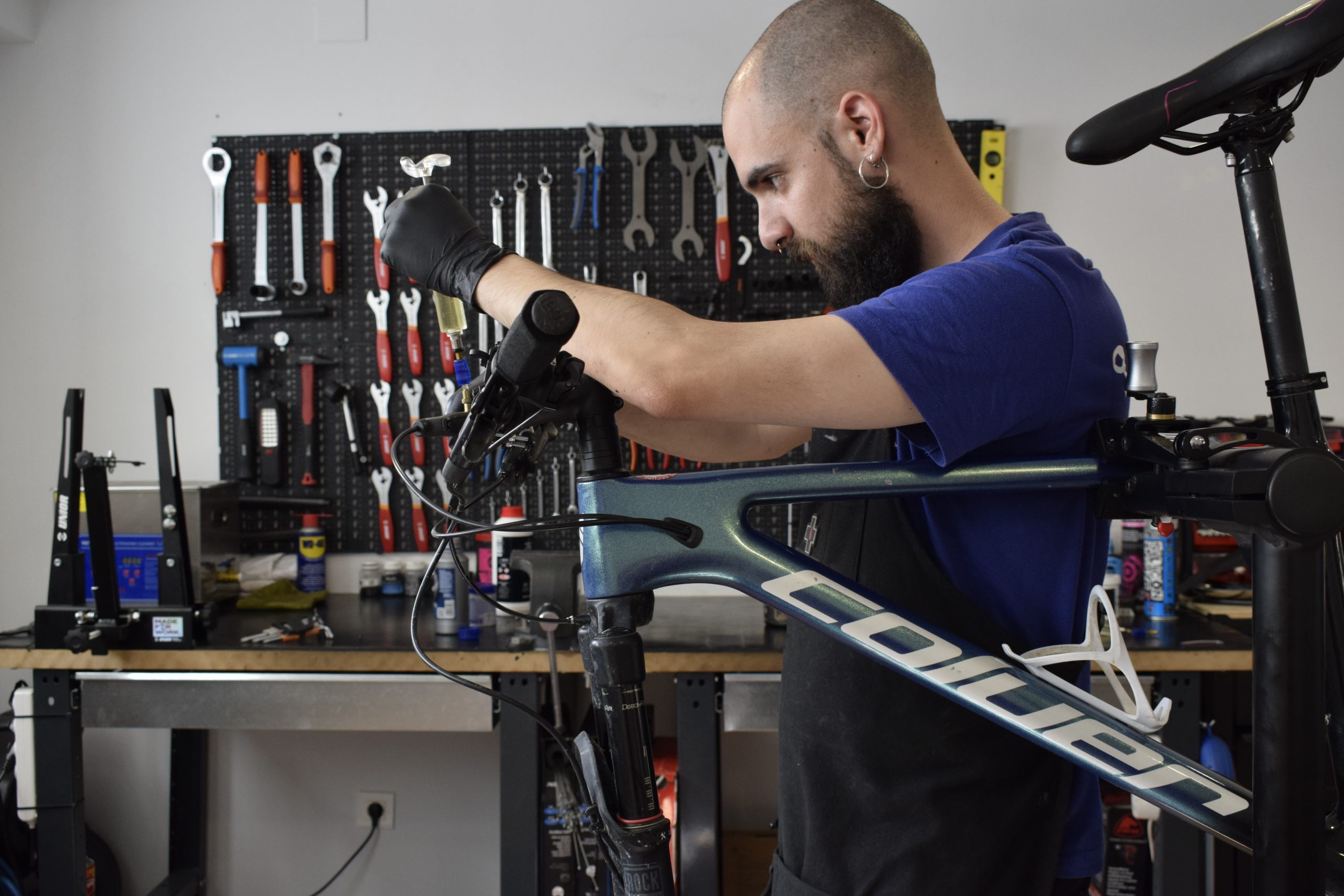 Equipo de Riders Gallery trabajando en el taller