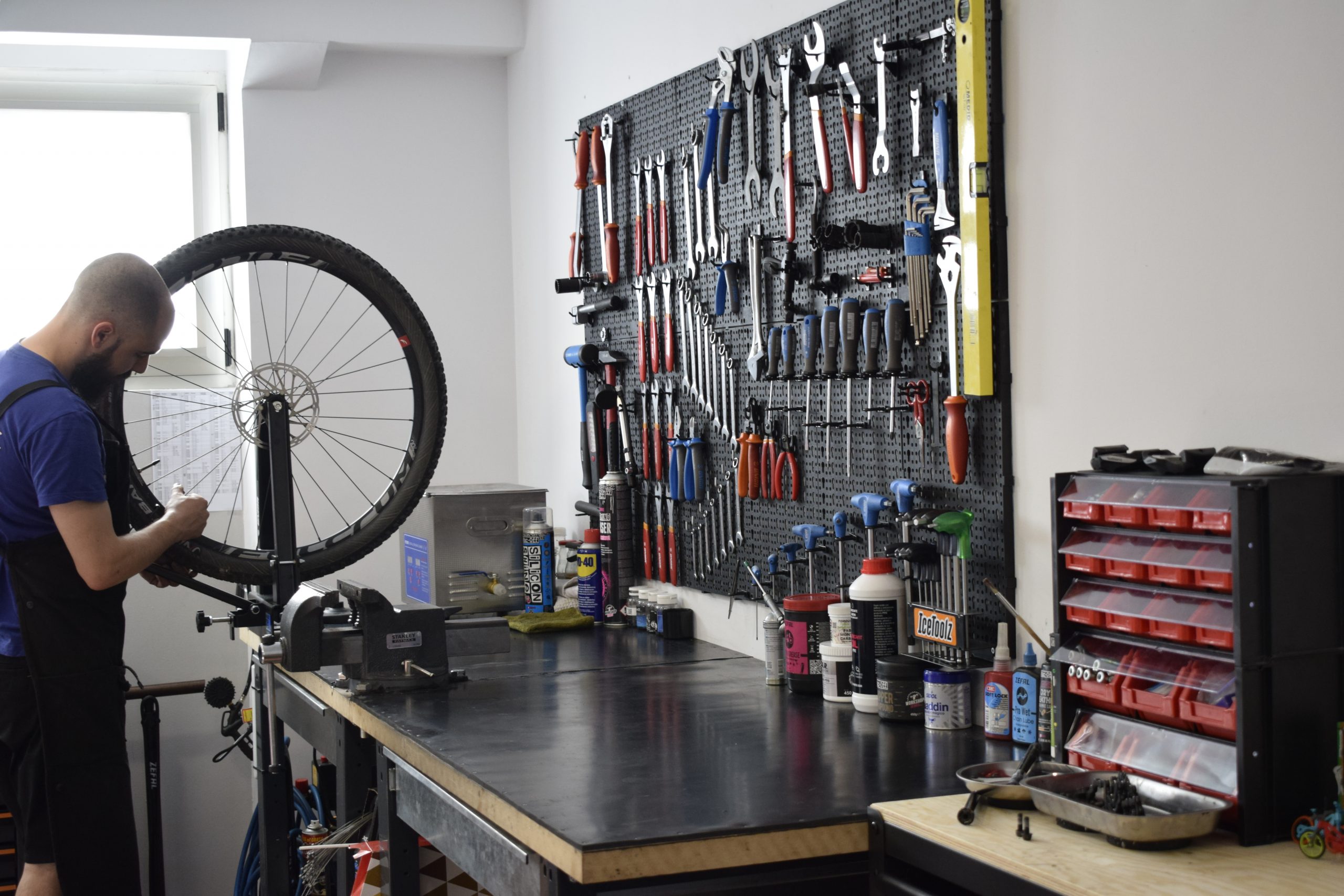 Equipo de Riders Gallery trabajando en el taller